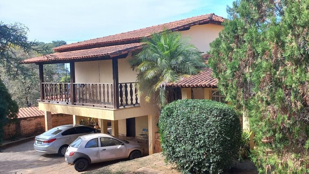 Casa com 7 dormitórios, em lote de 1.282m² dentro de condomínio