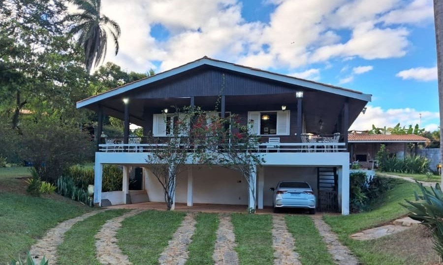 Casa estilo sítio c/ 4 quartos, 1 suíte, piscina por R$1.200.000,00