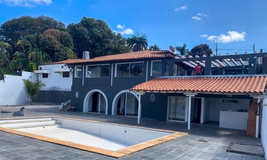 Casa na orla da lagoa central com 11 suítes por R$2.800.000,00